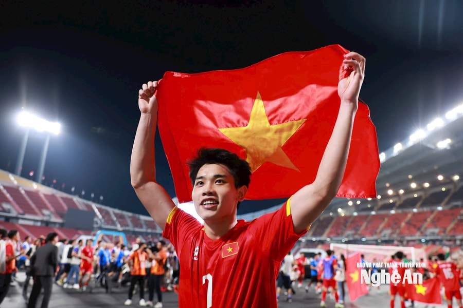 Đình Bắc gửi lời tri ân đến CLB Sông Lam Nghệ An khi giành Quả bóng Bạc Việt Nam 2025