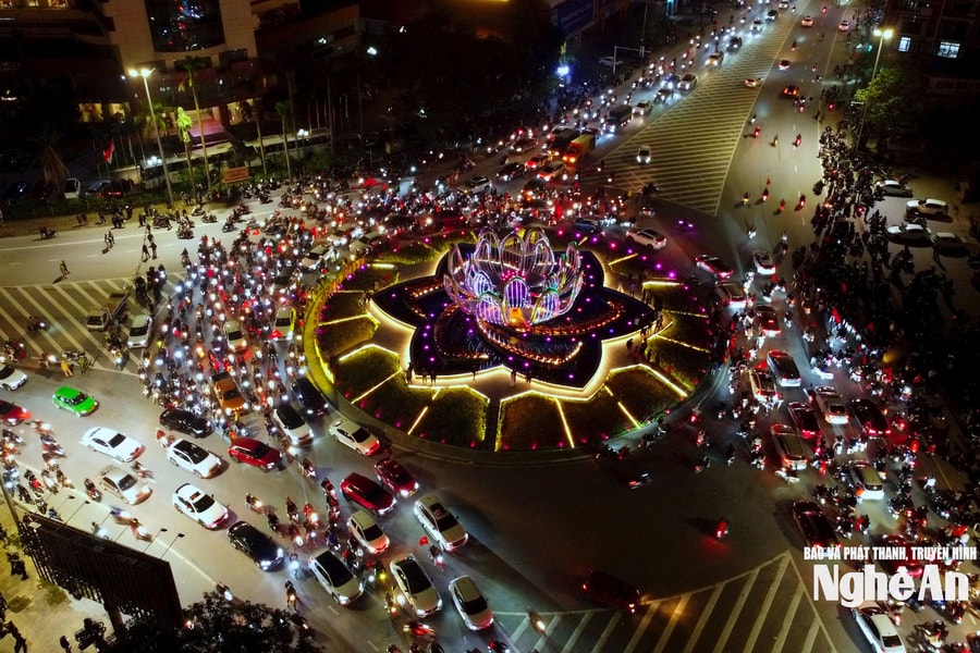 Người dân Nghệ An đổ ra đường 'đi bão' sau chiến thắng của Đội tuyển Việt Nam