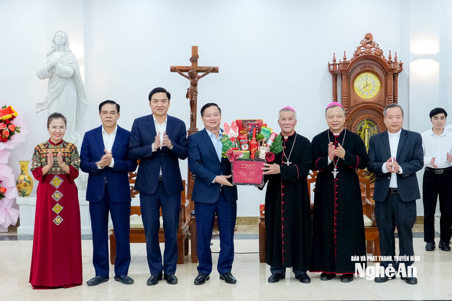 Lãnh đạo tỉnh Nghệ An thăm, chúc mừng Tòa Giám mục Giáo phận Vinh nhân Lễ Giáng sinh 2025