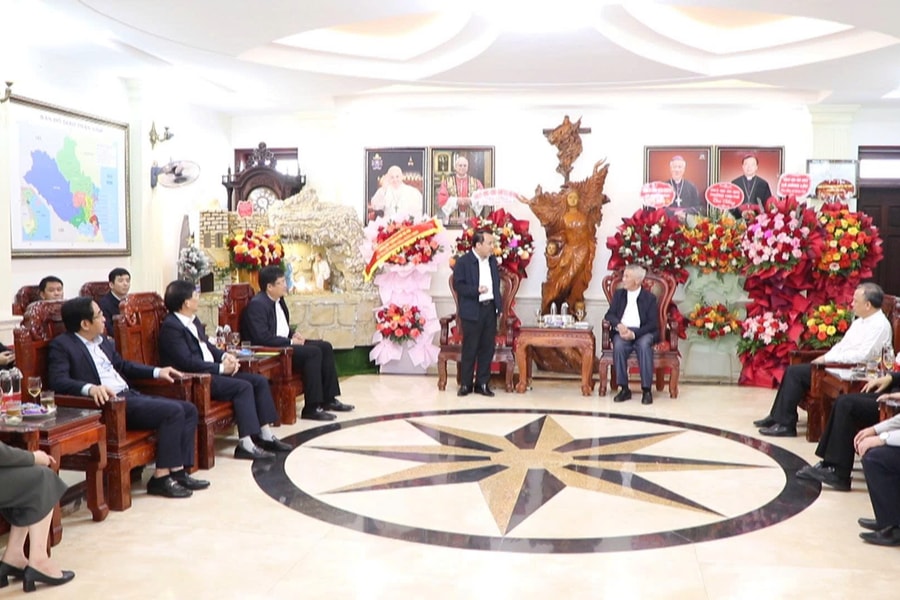 Lãnh đạo xã Đông Lộc và phường Cửa Lò chúc mừng Tòa Giám mục Giáo phận Vinh nhân dịp Giáng sinh