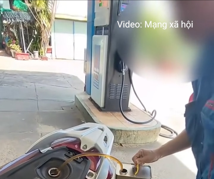 Xôn xao vụ 'nhân viên cây xăng rút lại xăng đã đổ vào xe vì khách chuyển khoản thay tiền mặt'