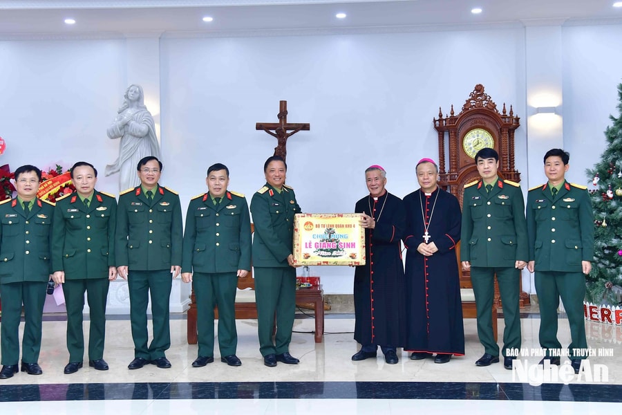Bộ Tư lệnh Quân khu 4 chúc mừng Tòa Giám mục Giáo phận Vinh nhân dịp Lễ Giáng sinh