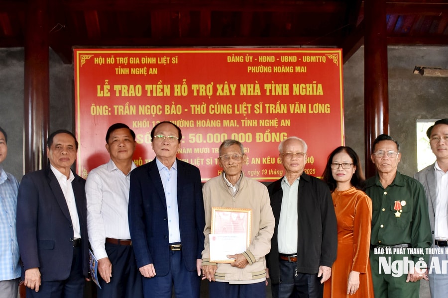 Hội Hỗ trợ gia đình liệt sĩ&nbsp; trao 190 triệu đồng hỗ trợ xây dựng nhà tình nghĩa, tặng sổ tiết kiệm cho thân nhân liệt sĩ tại phường Hoàng Mai và xã Yên Hòa