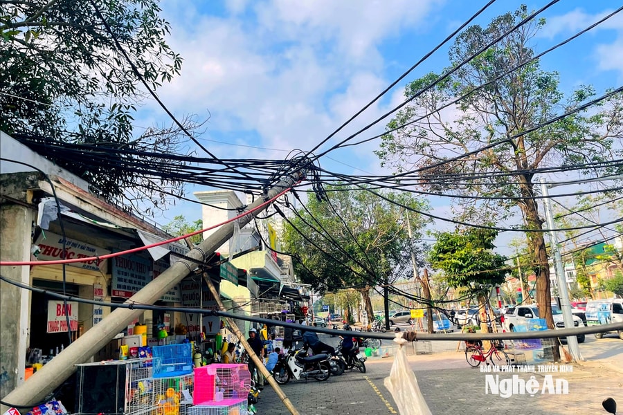 Gần 3 tháng sau bão, "ma trận" dây cáp viễn thông vẫn chằng chịt trên nhiều tuyến đường tại Nghệ An