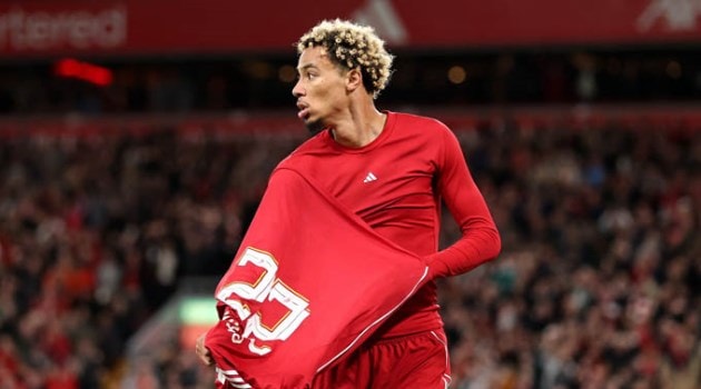 Hugo Ekitike trên đường tái hiện kỳ tích của Luis Suarez tại Liverpool