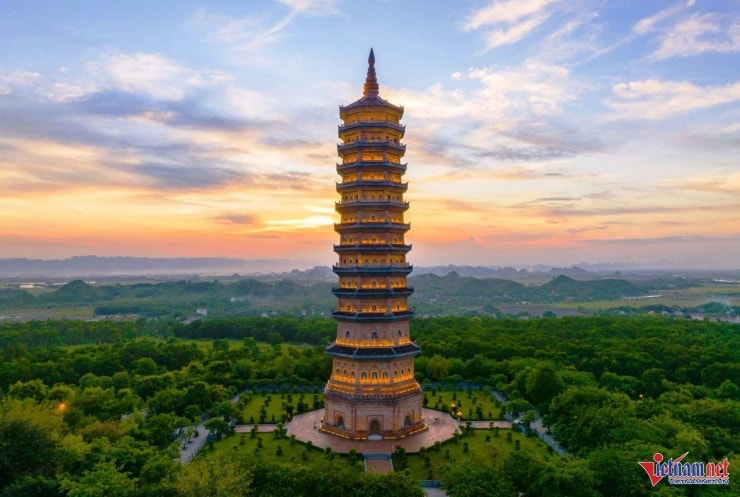 Bái Đính Ninh Bình: hành trình lên bảo tháp cao 100m