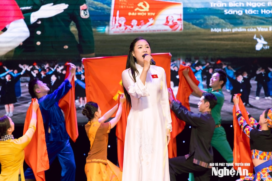 Hai giọng ca xứ Nghệ ra mắt MV “Ý Đảng – Lòng Dân”