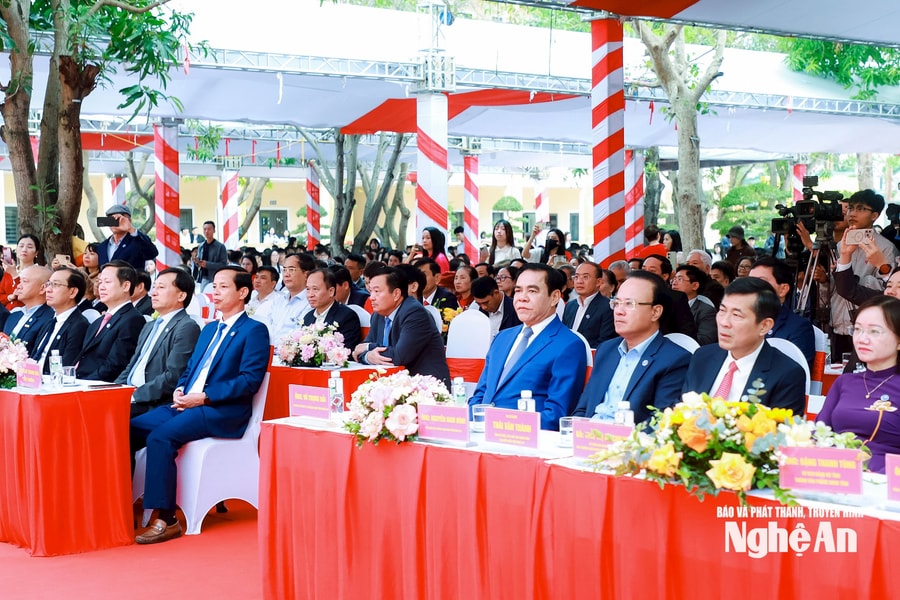 Trường THPT Hà Huy Tập, tỉnh Nghệ An trọng thể kỷ niệm 50 năm thành lập, đón nhận Huân chương Lao động hạng Nhất