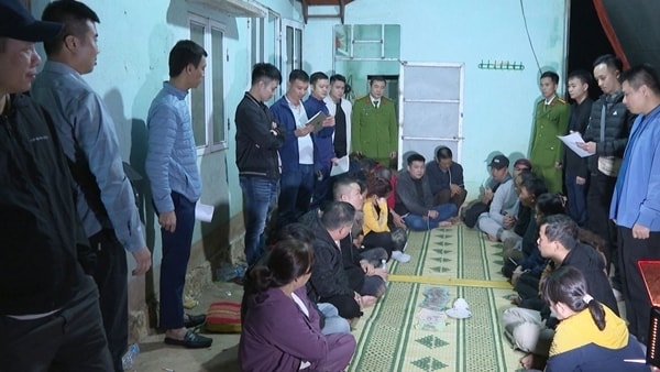 Bắt giữ 15 đối tượng đang xóc đĩa trong sới bạc quy mô lớn