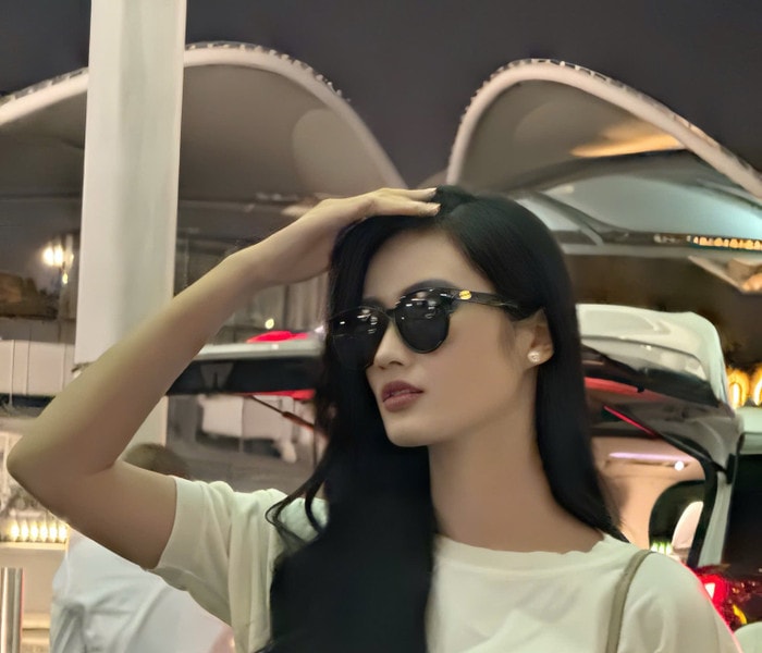 Ý Nhi ghi điểm với phong cách tối giản, khoe vóc dáng