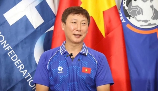 HLV Kim Sang-sik: 'Vợ tôi đã tắt TV khi U22 Việt Nam bị dẫn 0-2'