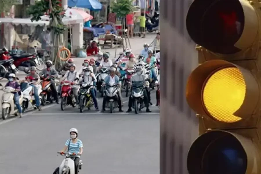 Hành vi lái xe vượt đèn vàng sẽ bị xử phạt hành chính bao nhiêu tiền theo quy định pháp luật hiện nay?