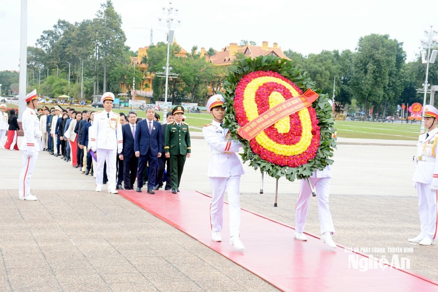 Lễ báo công dâng Bác của điển hình tiêu biểu toàn quốc trong học tập và làm theo tư tưởng, đạo đức phong cách Hồ Chí Minh năm 2025
