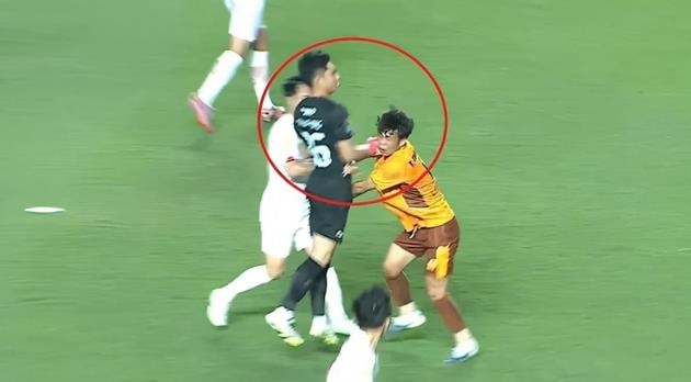 Văn Phong đấm đối thủ, Viettel đánh rơi chiến thắng phút 85