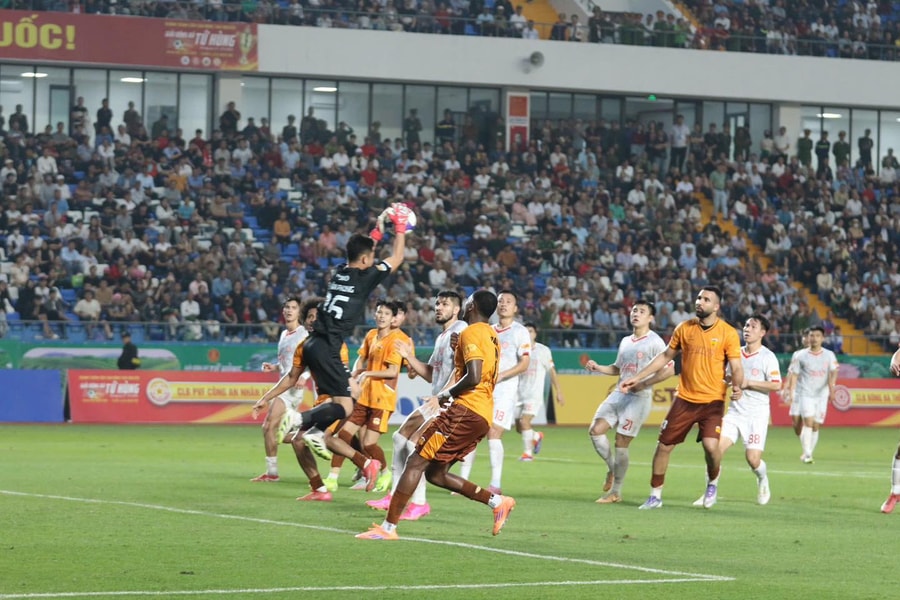 HAGL thoát thua Viettel ở phút 86 sau quả phạt đền kịch tính