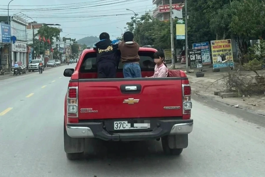 Điều khiển xe tải chở người trong thùng xe có bị phạt không?