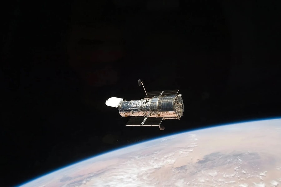 Hubble hé lộ bí ẩn về cặp thiên hà Arp 4 đánh lừa thị giác