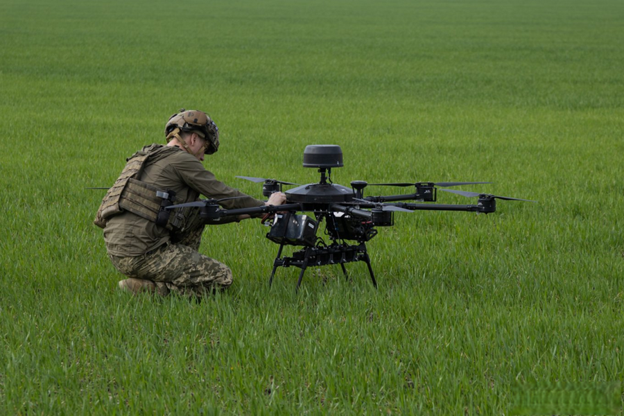 Nga thừa nhận thiếu UAV hạng nặng, Trung Quốc ra mắt tàu kho tên lửa