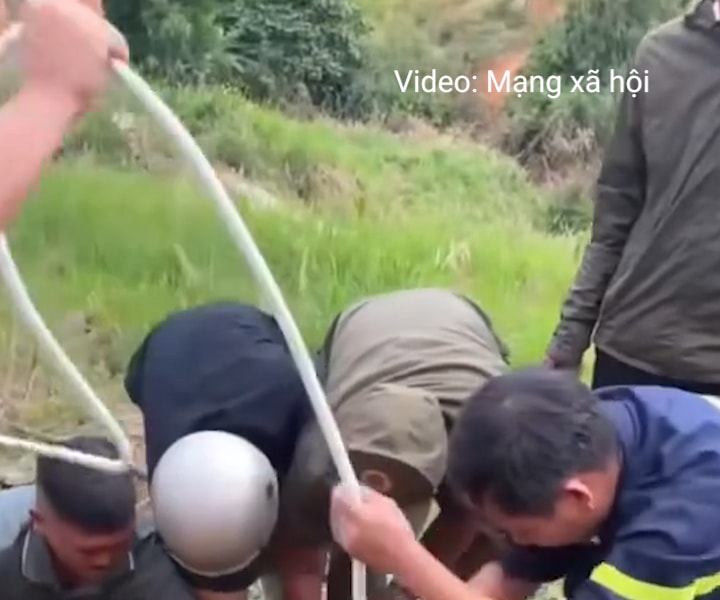 Giải cứu thành công thanh niên rơi xuống hố sâu 10m