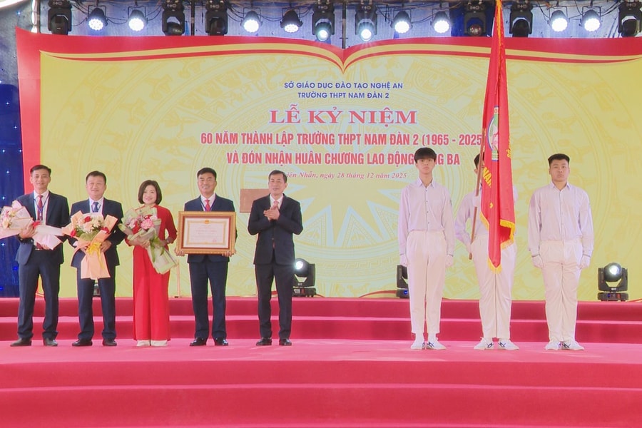 Trường THPT Nam Đàn 2 kỷ niệm 60 năm thành lập và đón nhận Huân chương Lao động hạng Ba