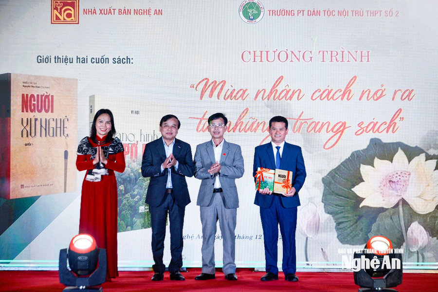 Giới thiệu 2 cuốn sách 'Người xứ Nghệ' và 'Dáng hình Pơ Mu' tại Trường THPT Dân tộc Nội trú số 2