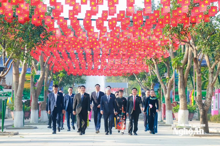 Phó Chủ tịch Thường trực Quốc hội Đỗ Văn Chiến dâng hoa, dâng hương tại Khu Di tích Kim Liên