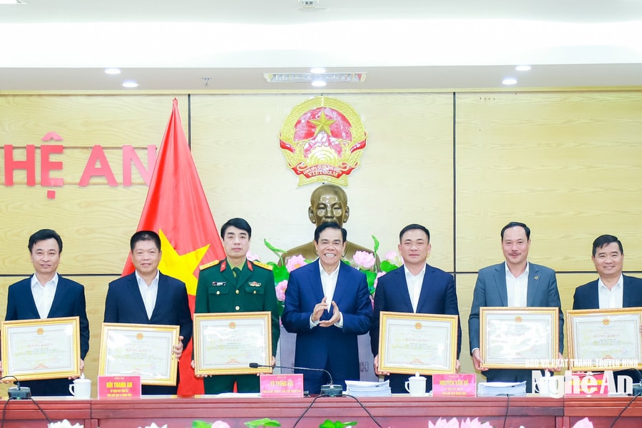 Cấp điện nhanh cho vùng 'lõm' ở miền Tây, Chủ tịch UBND tỉnh Nghệ An khen thưởng 14 tập thể, cá nhân