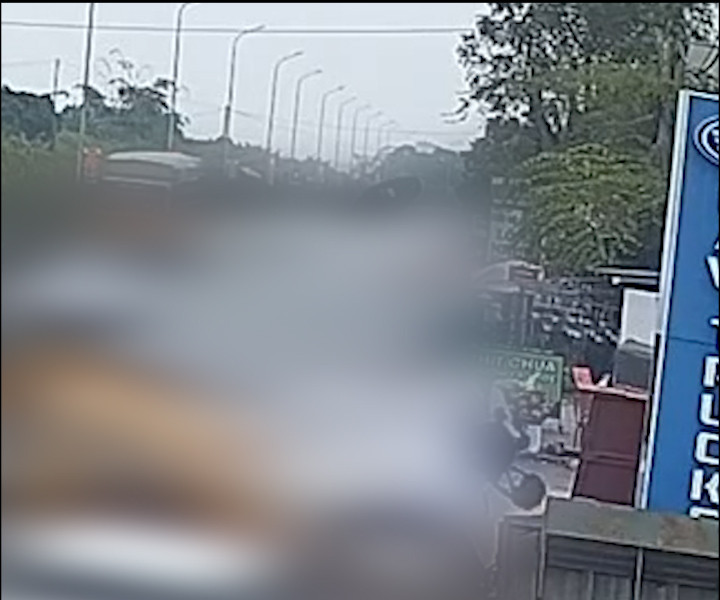 Khoảnh khắc máy xúc đâm thẳng vào xe máy, tài xế bị hất văng trên quốc lộ