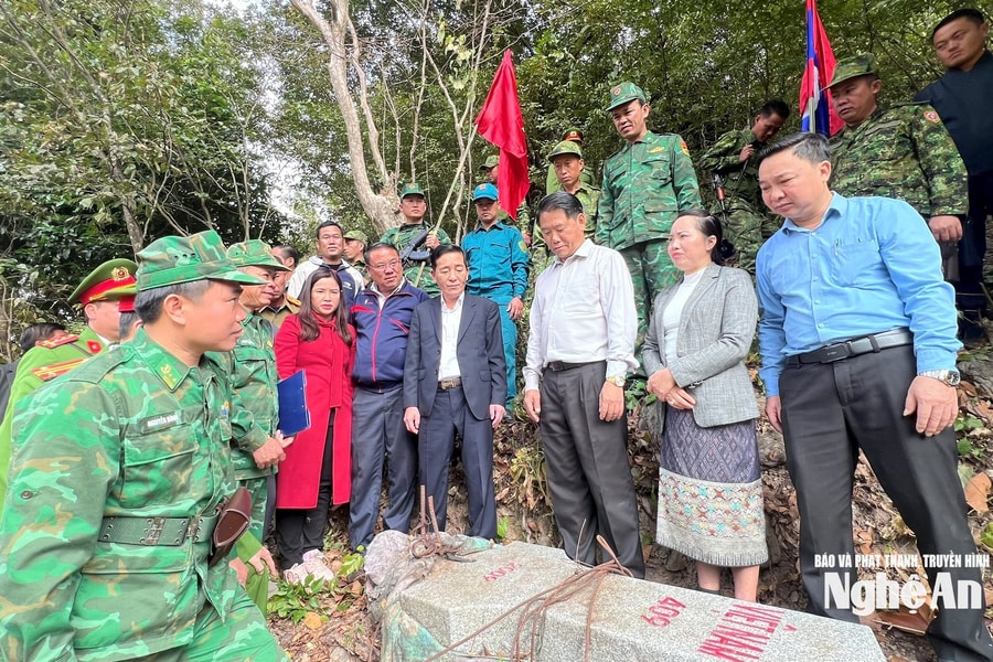 Tuần tra song phương tại mốc giới Việt - Lào trước Tết Dương lịch