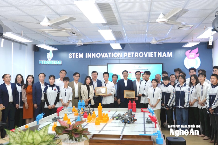 Khánh thành Phòng thực hành STEM tại Trường THPT Huỳnh Thúc Kháng