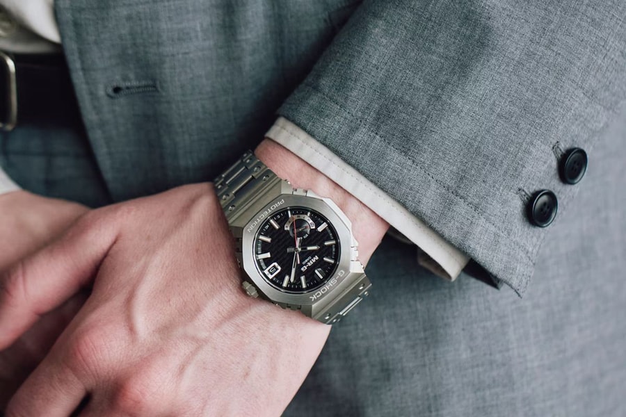 Casio G-Shock MRG-B2100D: Đồng hồ titan mặt số xanh sắp trình làng