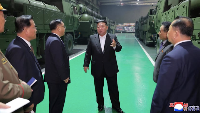 Kim Jong Un thị sát nhà máy sản xuất hệ thống tên lửa đa nòng mới