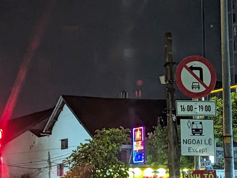 Lỗi vi phạm cấm rẽ trái ô tô phạt bao nhiêu tiền theo quy định hiện hành?