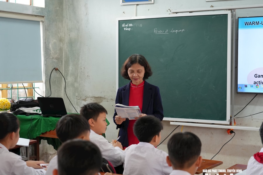 Sử dụng chung một bộ sách giáo khoa: Thuận lợi trong dạy và học