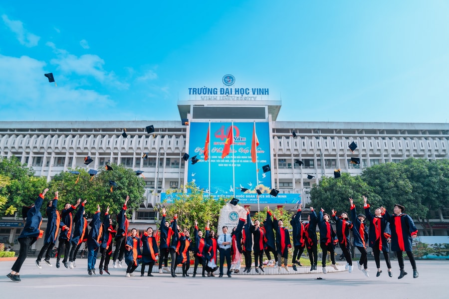 Đề thi Ngữ văn tuyển sinh lớp 10 của THPT Chuyên Đại học Vinh năm 2026: Từ nâng niu một "hạt cây" đến những "khoảng lặng" và vẻ đẹp của những cái không ai để ý