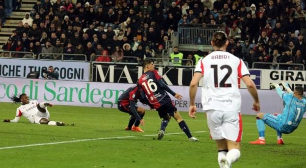 Rafael Leao lập công, AC Milan đánh bại Cagliari để chiếm ngôi đầu Serie A