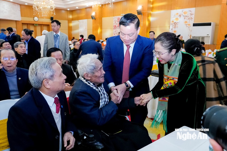 Lãnh đạo tỉnh Nghệ An gặp mặt Hội đồng hương Nghệ An tại Hà Nội nhân kỷ niệm 50 năm ngày truyền thống