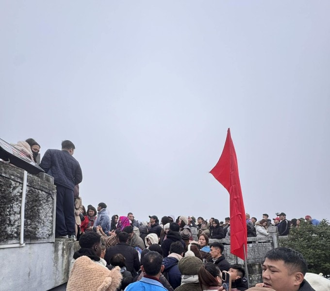 Hà Giang quá tải dịp nghỉ lễ: Nhiều du khách bỏ cuộc vì chờ đợi quá lâu