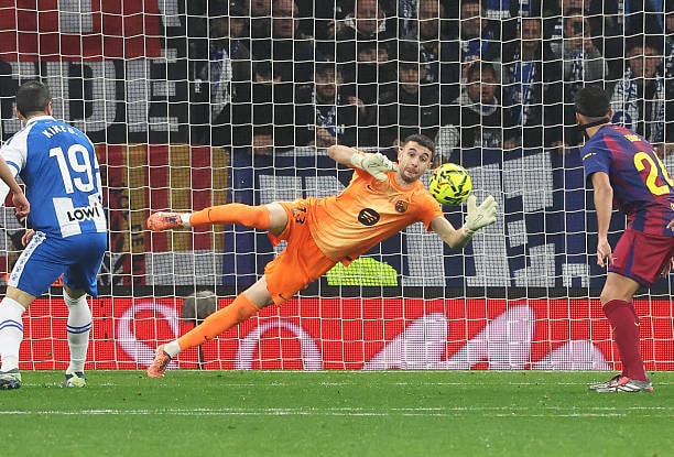 Joan Garcia rực sáng ngày trở về: Bức tường thép giúp Barcelona hạ gục Espanyol 2-0