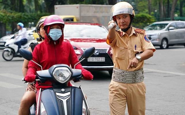 Người chạy xe máy quá chậm có vi phạm quy định về an toàn giao thông không?