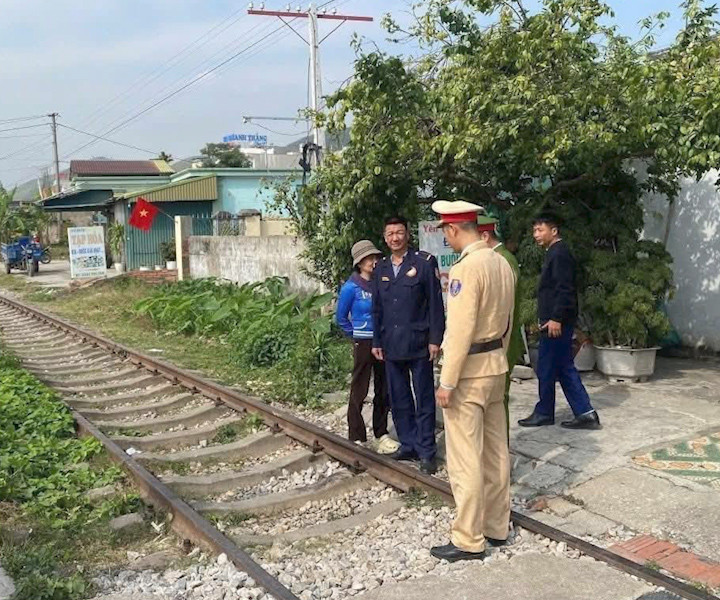 Nướng đồ ăn trên đường sắt để quay TikTok: Món chưa kịp chín, CSGT đã "mời" lên làm việc