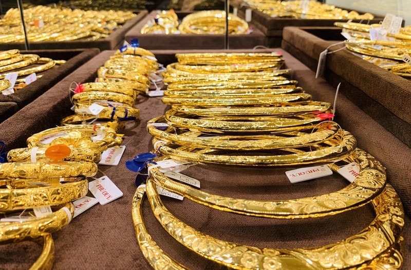 Giá vàng nhẫn 158,5 triệu đồng, vàng miếng SJC chạm mốc 158 triệu