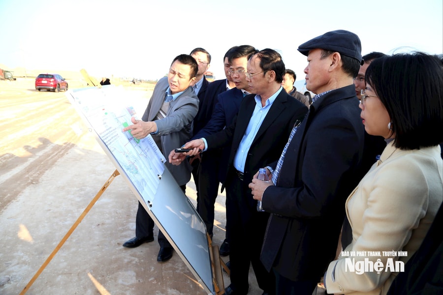 Phó Chủ tịch Thường trực UBND tỉnh Bùi Thanh An kiểm tra một số dự án ở khu kinh tế Đông Nam