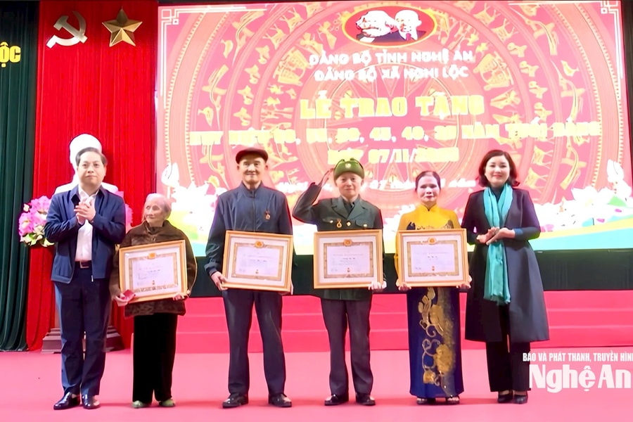 Trao huy hiệu Đảng tặng 23 đảng viên tại xã Nghi Lộc