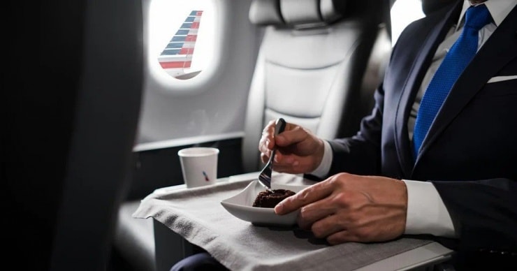 Bữa ăn hạng nhất bị ví như thịt in 3D: United Airlines phải lên tiếng xin lỗi