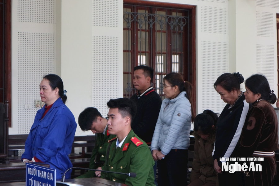 Đường dây tuồn dầu gội, kem đánh răng giả về vùng nông thôn