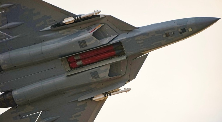 Tiêm kích tàng hình Su-57 Nga thể hiện khả năng xuyên phá lưới phòng không tại Ukraine