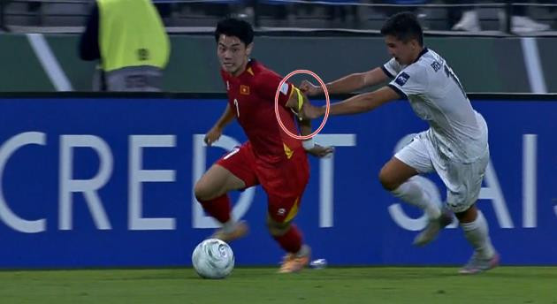 U23 Việt Nam ngược dòng kịch tính: Đình Bắc đáp trả sau sự cố giật băng thủ quân