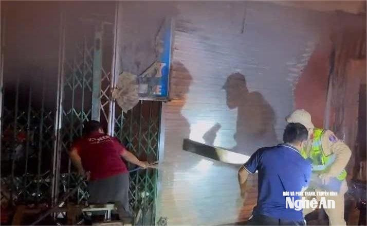 Tuần tra rạng sáng, CSGT Nghệ An kịp thời phá cửa cứu 11 người trong đám cháy