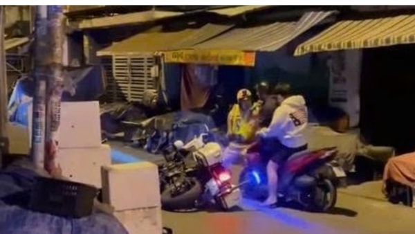 Xử lý việc hai thanh niên cản trở CSGT khi thi hành công vụ